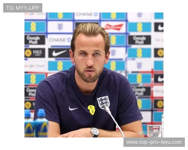 哈里·凯恩周末带孩子出门，手里那个小手表价格我看了三遍才敢相信