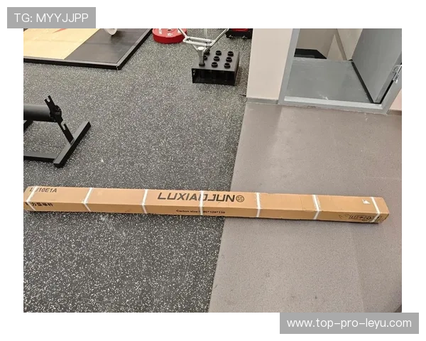 吕小军家里冰箱贴满训练计划，连牛奶盒上都写着深蹲次数