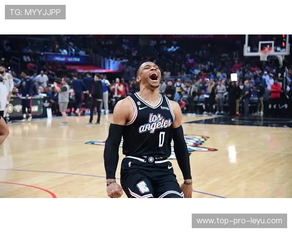 威斯布鲁克连续突破拉开球队关键时刻进攻差距