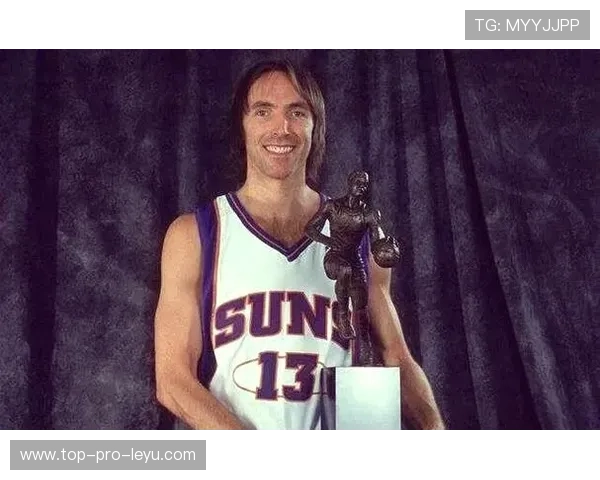 纳什挡拆分球为内线制造空位，场均8次助攻主导进攻