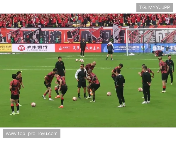 干扰对方视线算犯规吗？足球规则如何界定视线干扰判罚