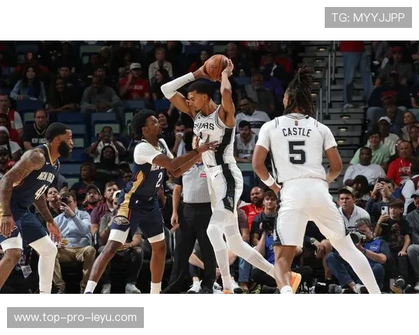 文班亚马挡拆中制造错位提升效率引领球队防守转型